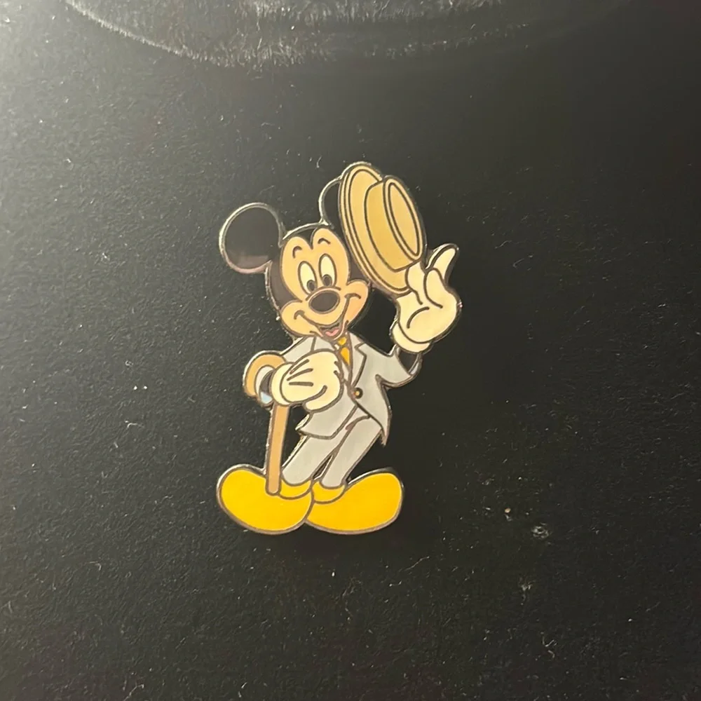 Springtime Straw Hat Mickey
Mickey Mouse Trading Pin - Picture 5 of 5